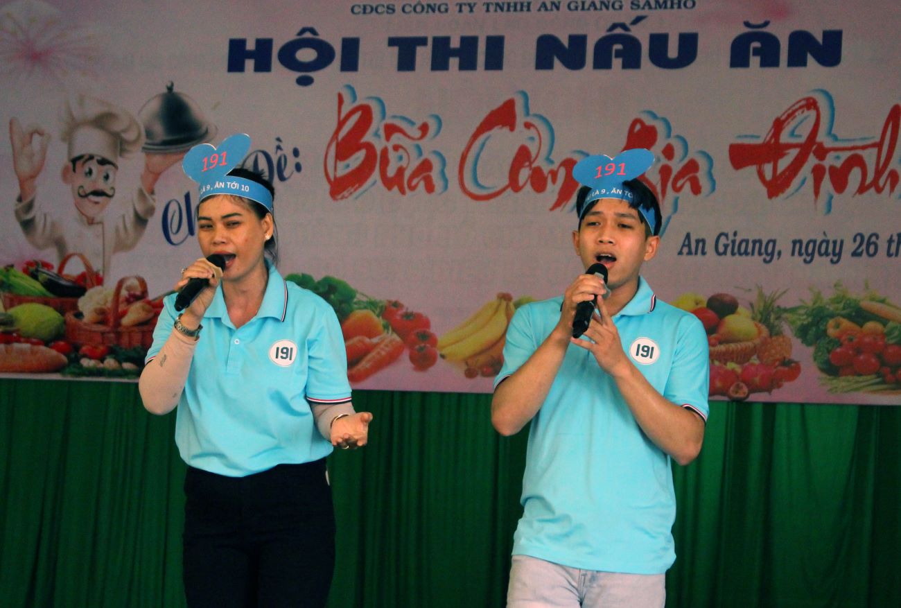 Tiết mục biểu diễn giọng hát đoàn viên qua hát Karaoke. Ảnh: Lục Tùng