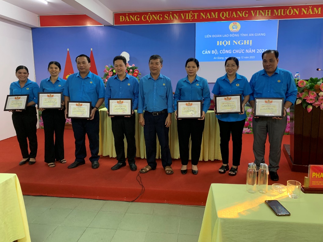 A group of people holding certificates Description automatically generated