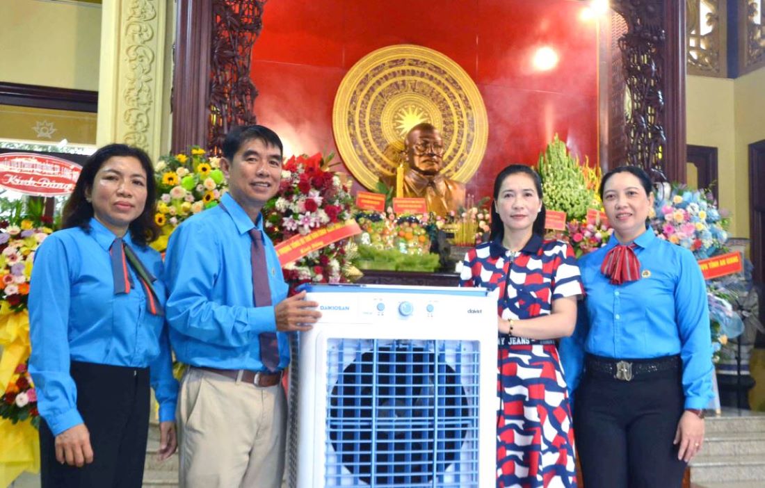 Nguyễn Thị Thu Cúc (bìa phải ảnh) tại buổi lễ tặng quạt làm mát cho Ban quản lý Khu di tích Chủ tịch Tôn Đức Thắng tại xã Mỹ Hòa Hưng (TP Long Xuyên). Ảnh: NVCC