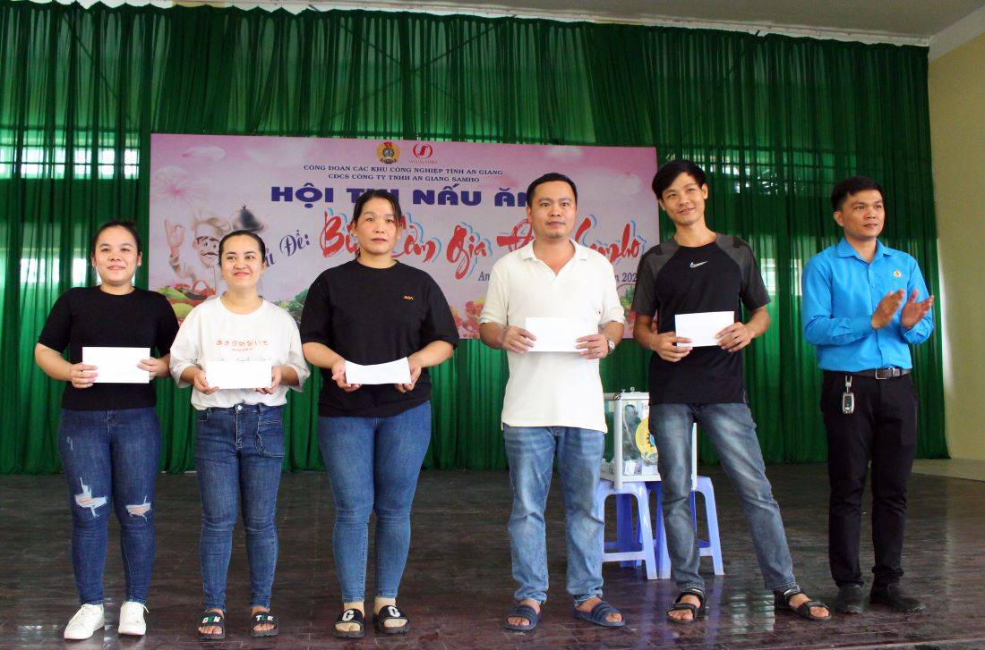 Ông Trần Thanh Nhã (bìa phải) trao quà cho đoàn viên tham gia sự kiện Hội thi nấu bữa cơm gia đình chào mừng Đại hội Công đoàn Việt Nam. Ảnh: Lục Tùng