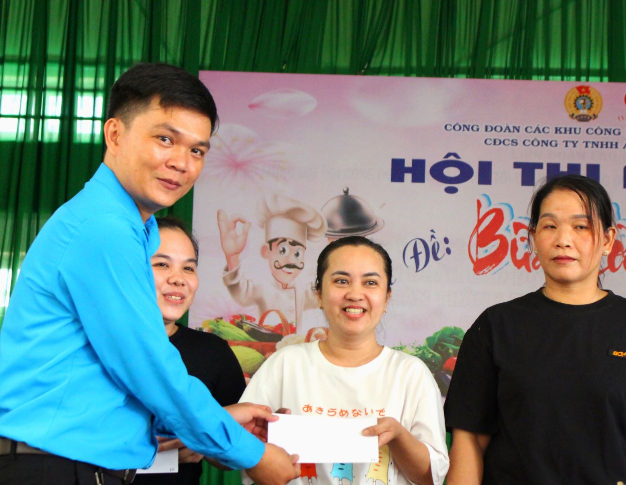 Ông Trần Thanh Nhã (bìa trái) cho rằng Nhà ở xã hội mang niềm vui đến ngôi nhà “Công đoàn - người lao động“. Ảnh: Lục Tùng