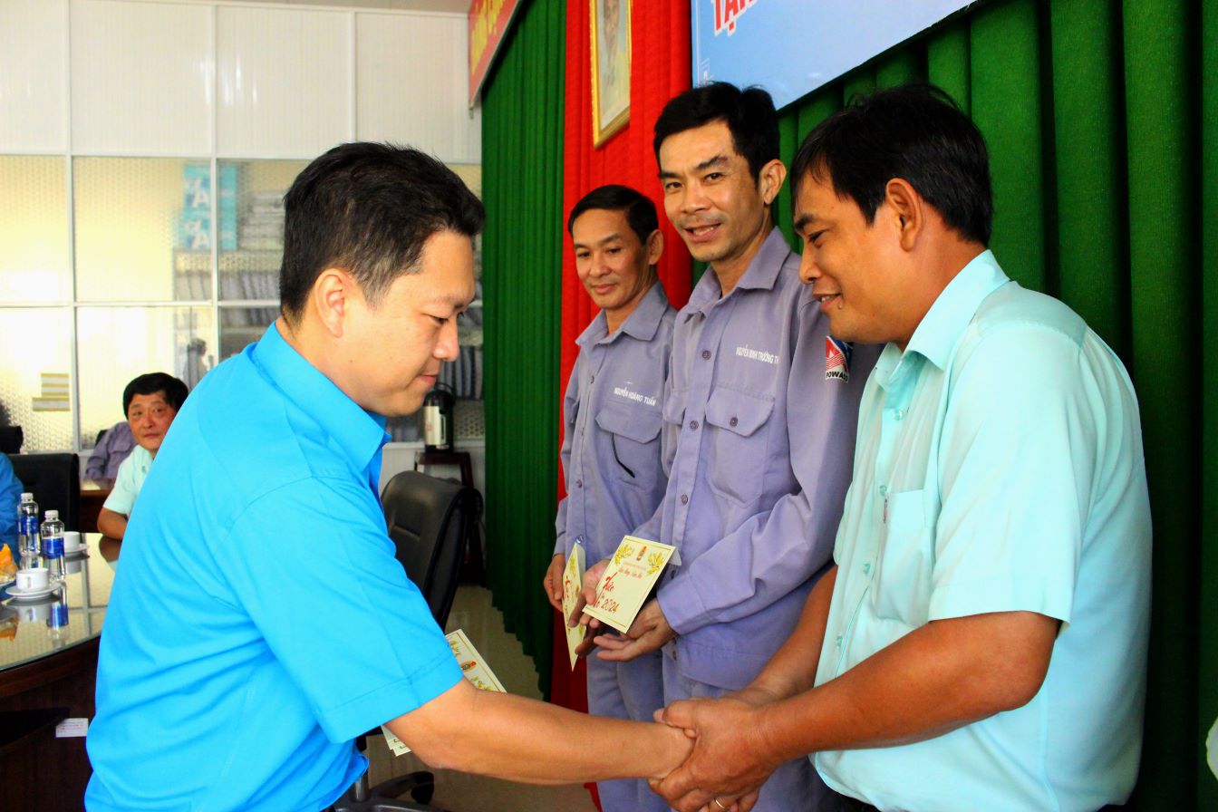 Chủ tịch LĐLĐ tỉnh An Giang Lâm Thành Sĩ trao quà cho đoàn viên bị bệnh nghề nghiệp, tai nạn lao động... Ảnh: Lâm Điền