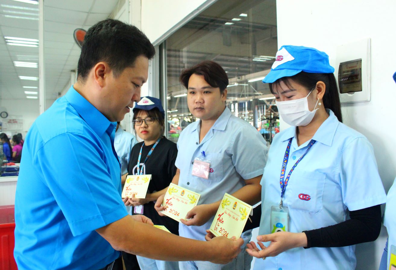 Chủ tịch LĐLĐ tỉnh An Giang Lâm Thành Sĩ trao quà Tết cho đoàn viên, người lao động có hoàn cảnh khó khăn đang làm việc tại Khu công nghiệp Bình Hòa. Ảnh: Lâm Điền