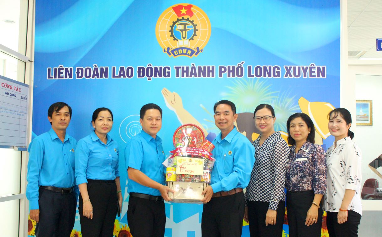Chúc Tết và tặng quà cho LĐLĐ TP Long Xuyên. Ảnh: Lâm Điền