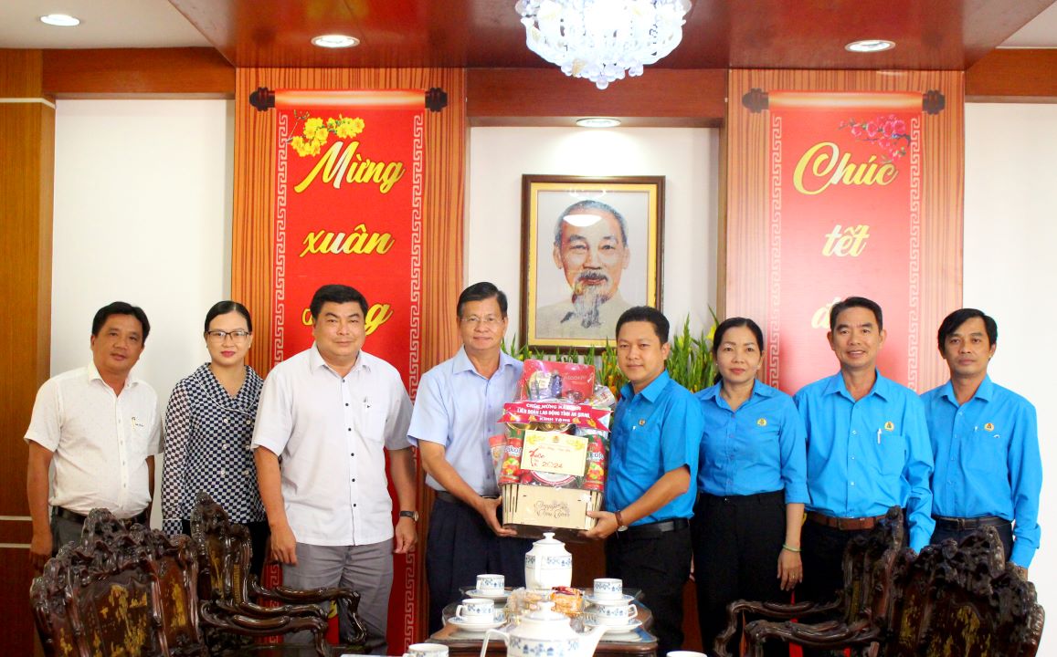 Chúc Xuân và tặng quà Tết cho Thành ủy TP  Long Xuyên. Ảnh: Lâm Điền