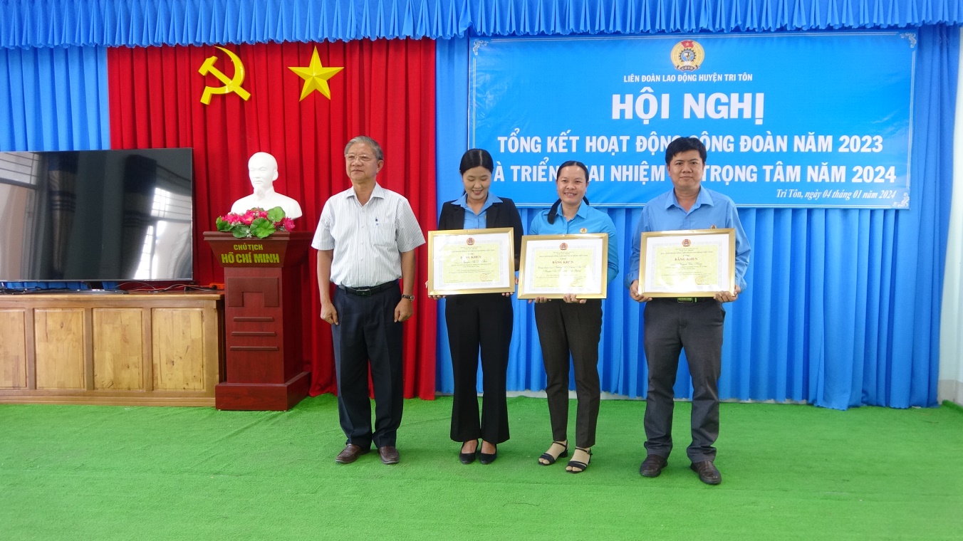 D:\chau phong\anh\1 2024\DSC05044.JPG