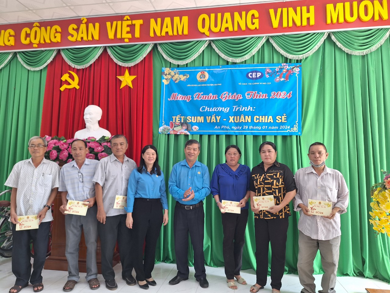 D:\D\CONG DOAN AN PHU 2023\6. ANH  VÀ BAN TIN CÔNG ĐOÀN\1. ANH  HOAT DONG CÔNG ĐOÀN\CHAM LO TET\NAM 2024\z5116486982495_0c813aa0b2bef9b312d0b674e34294b1.jpg