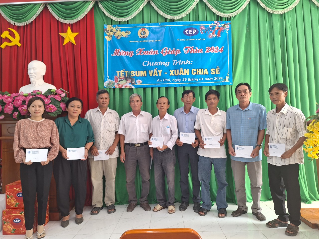 D:\D\CONG DOAN AN PHU 2023\6. ANH  VÀ BAN TIN CÔNG ĐOÀN\1. ANH  HOAT DONG CÔNG ĐOÀN\CHAM LO TET\NAM 2024\z5116504691861_7ca4c060d3c6cd3db8f52ed45a955432 (1).jpg