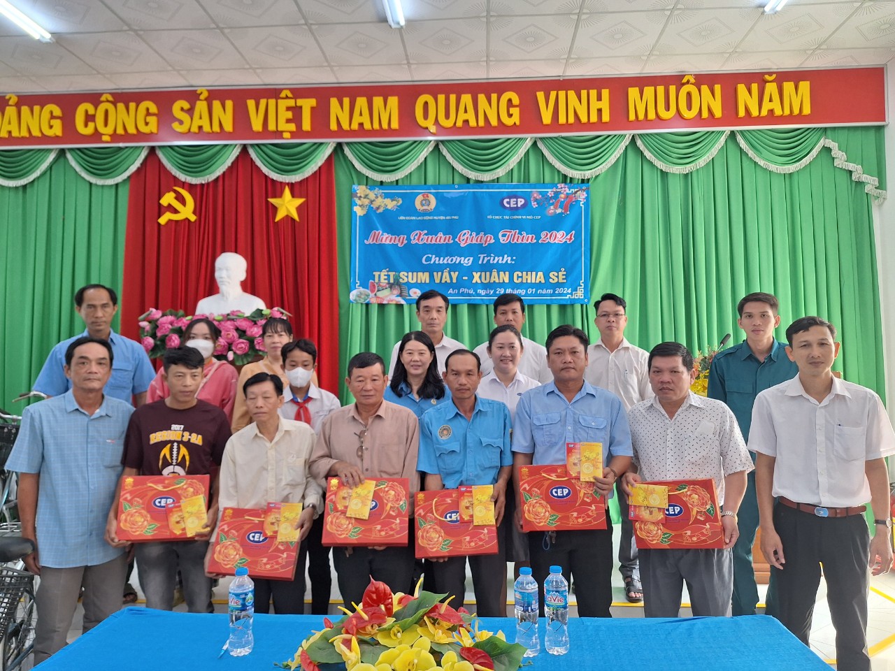 D:\D\CONG DOAN AN PHU 2023\6. ANH  VÀ BAN TIN CÔNG ĐOÀN\1. ANH  HOAT DONG CÔNG ĐOÀN\CHAM LO TET\NAM 2024\z5116504694663_f275e7f30fafa69471b8363a2d13c23e (1).jpg