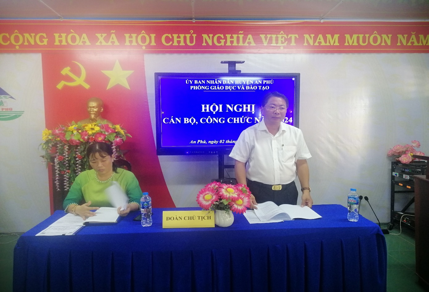 D:\D\CONG DOAN AN PHU 2023\6. ANH VÀ BAN TIN CÔNG ĐOÀN\1. ANH HOAT DONG CÔNG ĐOÀN\HOI NGHI CBCC,VC,LD\z5032349584575_15a833c66b69af372bacdae8c6d4dec6.jpg