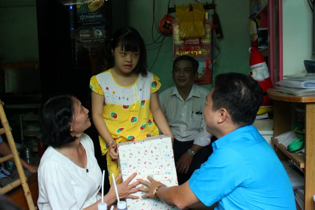 Chủ tịch Liên đoàn Lao động tỉnh An Giang Lâm Thành Sĩ trao quà Tết cho con đoàn viên hoàn cảnh khó khăn