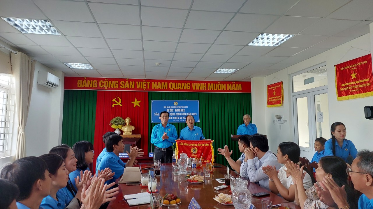 E:\1. HINH ANH HOAT DONG CÔNG ĐOÀN 2023-2028\z5041406139376_ea74410bafa31760eb392e644200087b.jpg