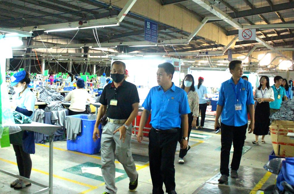 Ngày 24.1, Chủ tịch LĐLĐ tỉnh An Giang dẫn đầu đoàn công tác, khởi động Chương trình chăm lo Tết cho đoàn viên, người lao động có hoàn cảnh khó khăn có thêm điều kiện vui Tết Giáp Thìn. Ảnh: Lâm Điền