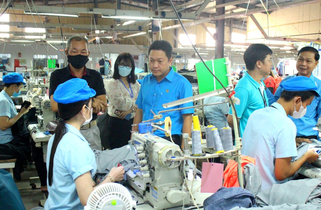 Ông Lâm Thành Sĩ và đoàn công tác LĐLĐ tỉnh, Công đoàn các khu công nghiệp tỉnh An Giang trực tiếp thăm hỏi đoàn viên, người lao động đang làm việc tại xưởng. Ảnh: Lâm Điền