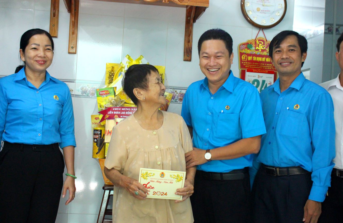 Tặng quà cho Mẹ Việt Nam Anh hùng Bùi Thị Hai, phường Mỹ Long (TP Long Xuyên). Ảnh: Lâm Điền