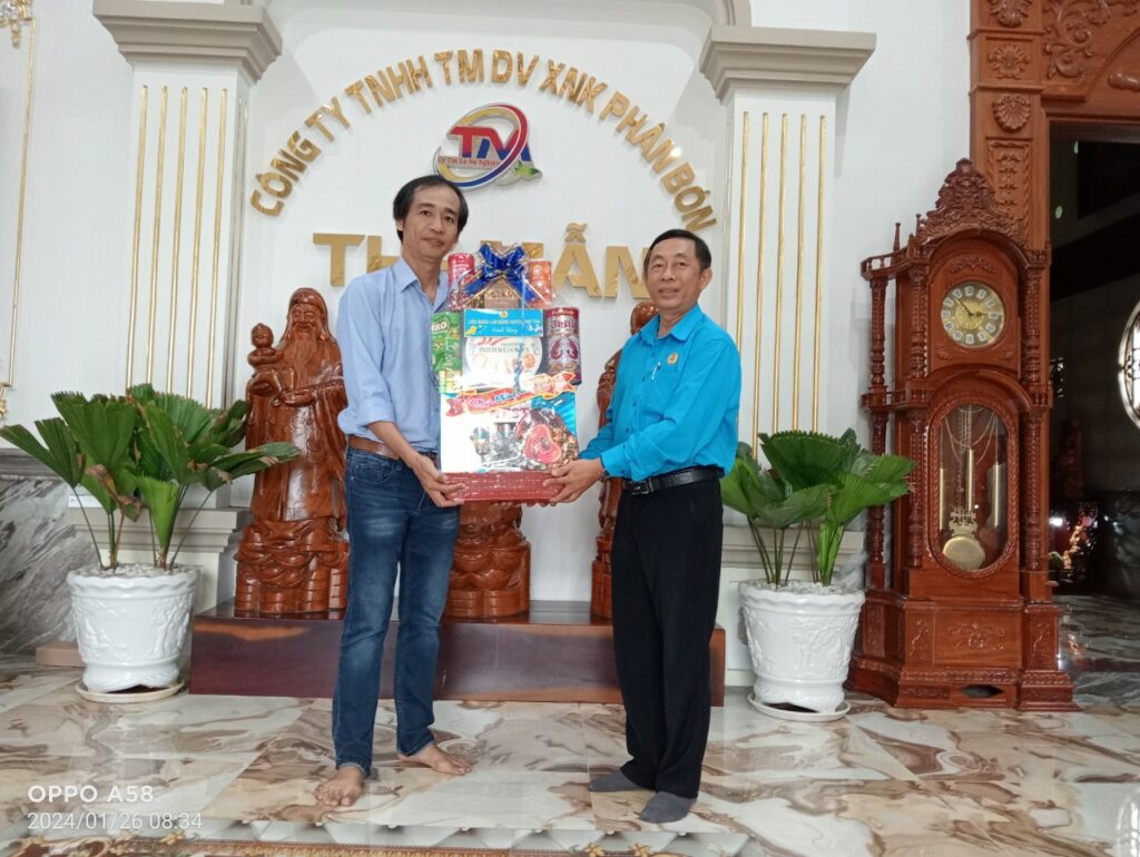 Phú Tân: thăm chúc Tết doanh nghiệp, tặng quà cho đoàn viên, người lao động