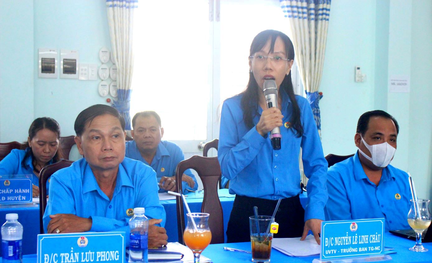 Bà Nguyễn Lê Linh Châu - Trưởng Ban Tuyên giáo - Nữ công LĐLĐ tỉnh An Giang phát biểu tại hội nghị. Ảnh: Lâm Điền