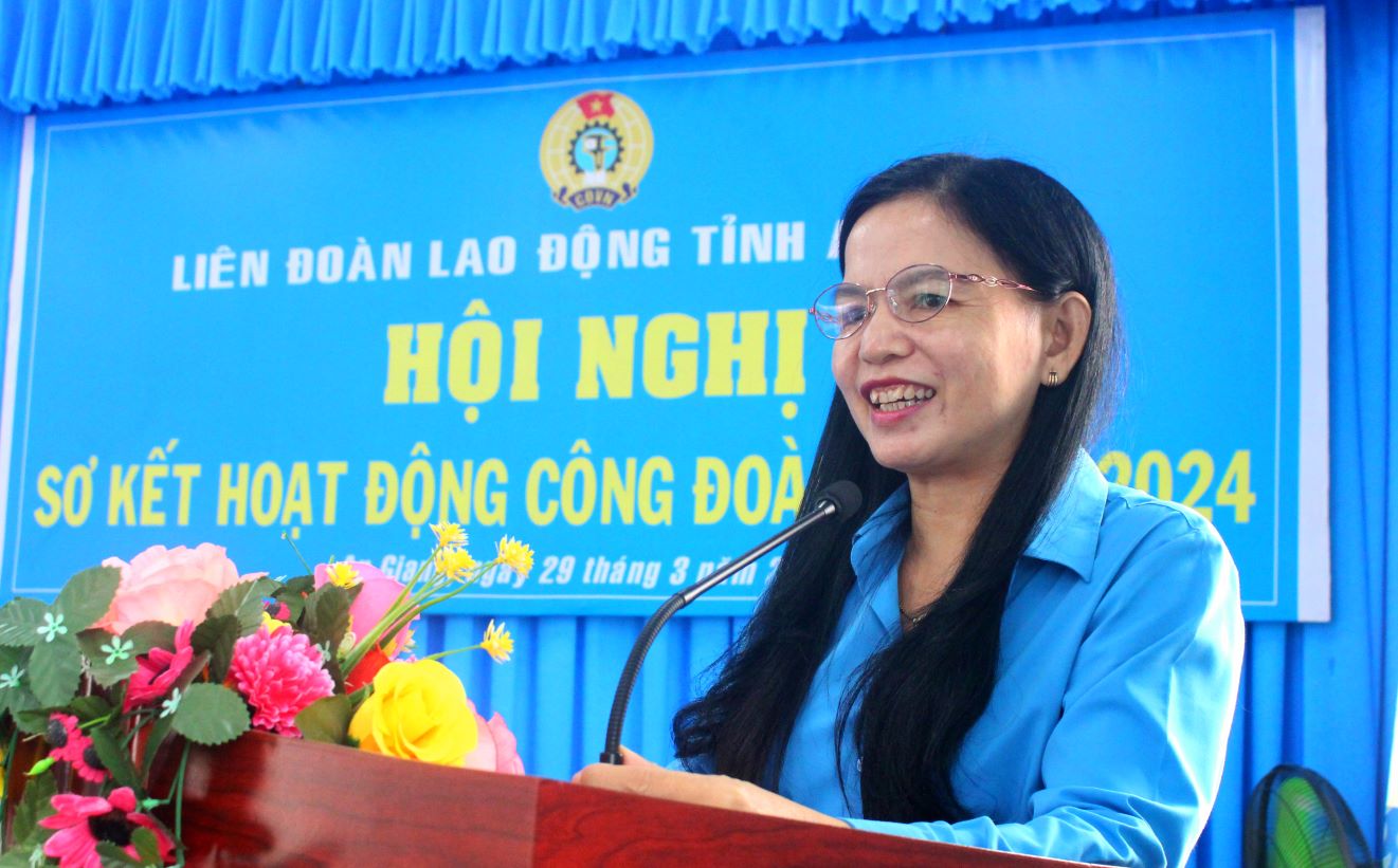 Bà Phan Thị Diễm - Phó Chủ tịch LĐLĐ tỉnh An Giang yêu cầu các cấp Công đoàn tiếp tục đa dạng hóa nội dung, phương thức phát triển đoàn viên... Ảnh: Lâm Điền