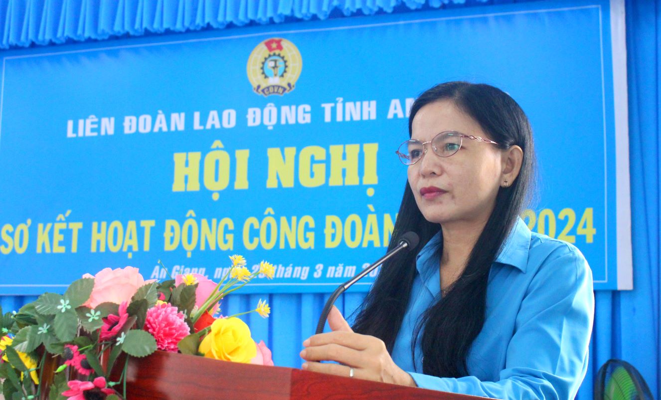 Bà Phan Thị Diễm - Phó Chủ tịch Thường trực LĐLĐ tỉnh An Giang phát biểu gợi mở các giải pháp về phát triển đoàn viên Công đoàn năm 2024. Ảnh: Lâm Điền
