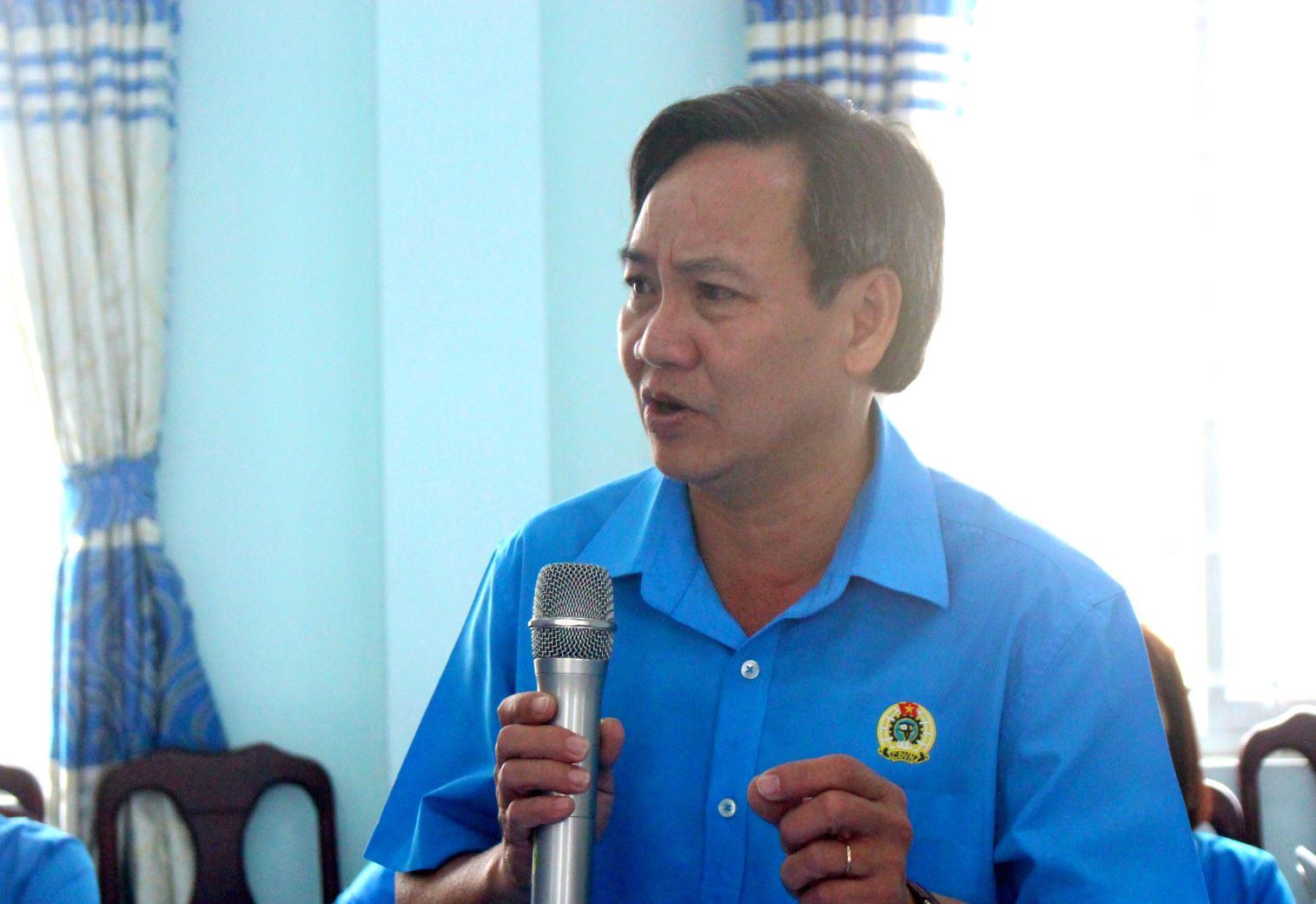 Ông Ngô Hữu Lễ - Chủ tịch LĐLĐ huyện Chợ Mới phát biểu tại nội dung về phát triển đoàn viên Công đoàn. Ảnh: Lâm Điền