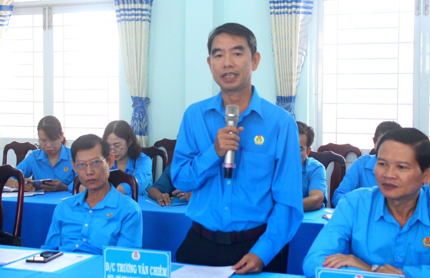 Ông Trương Văn Chiêm - Chủ tịch LĐLĐ TP Long Xuyên phát biểu tại hội nghị. Ảnh: Lâm Điền