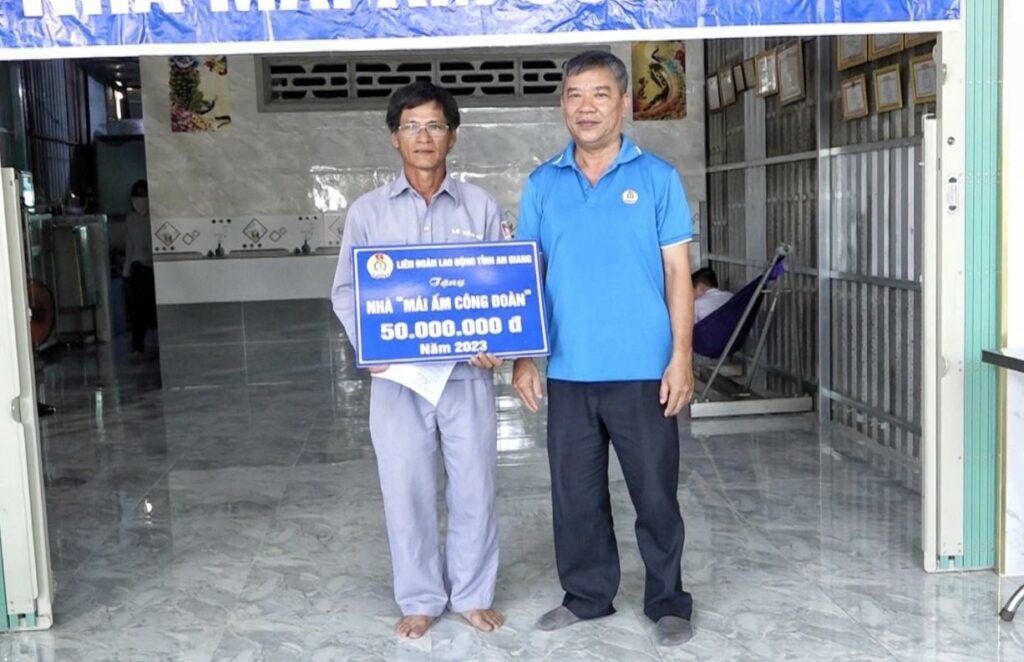 Lễ bàn giao “Mái ấm Công đoàn” cho công đoàn viên có hoàn cảnh khó khăn