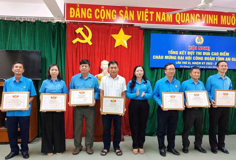 Phó Chủ tịch Thường trực LĐLĐ tỉnh An Giang Phan Thị Diễm trao tặng cho các tập thể, cá nhân tại lễ Tổng kết đợt thi đua cao chào mừng Đại hội Công đoàn tỉnh An Giang lần thứ XI. Ảnh: Lâm Điền