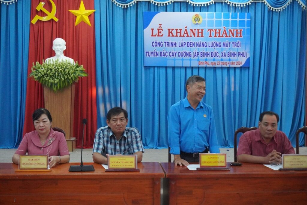 Khánh thành công trình Lắp đặt đèn năng lượng nông thôn từ sự vận động của Công đoàn