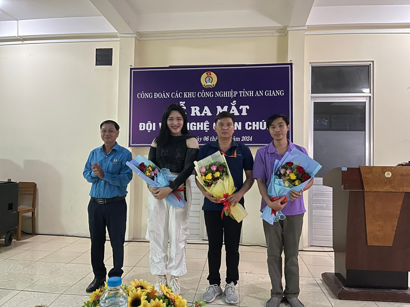 CĐ các Khu CN tỉnh: ra mắt đội Văn nghệ quần chúng CNLĐ