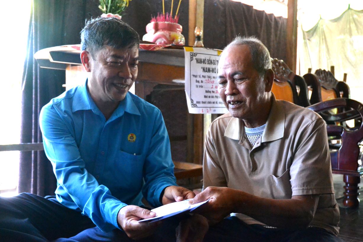 Phó Chủ tịch LĐLĐ tỉnh An Giang Nguyễn Hữu Giang trong lần trao hỗ trợ gia đình đoàn viên, người lao động tử vong do tai nạn lao động. Ảnh: Lục Tùng