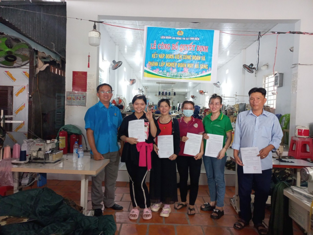 LĐLĐ thị xã Tịnh Biên: thành lập CĐCS nghiệp đoàn cơ sở may Hà Sáng