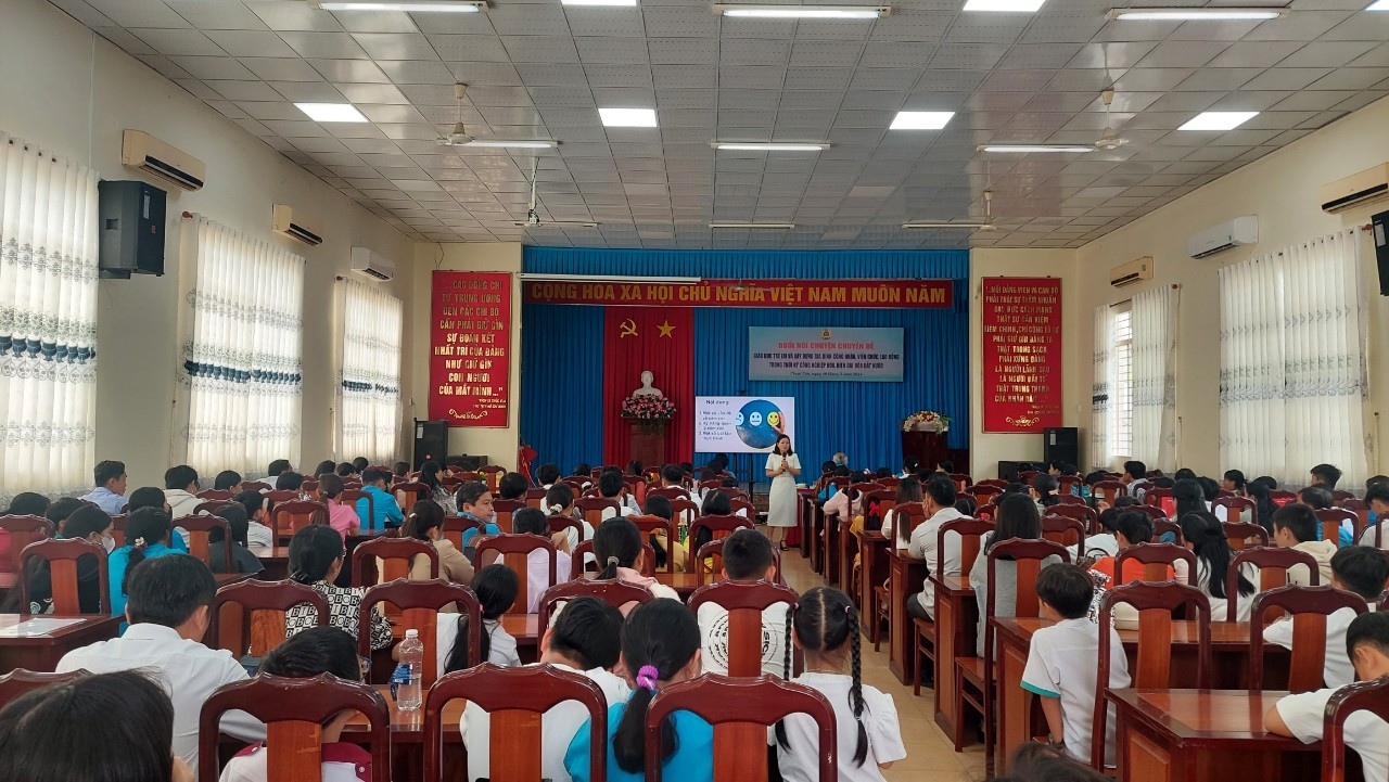 A group of people in a classroom
Description automatically generated