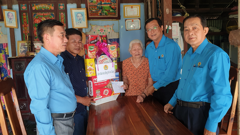 Phó Chủ tịch LĐLĐ tỉnh Nguyễn Nhật Tiến thăm, chúc Mẹ Việt Nam Anh hùng tại thị xã Tịnh Biên