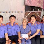 CĐCS Viện Kiểm sát thị xã Tân Châu: thăm và tặng quà các gia đình chính sách