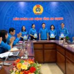 Công bố và trao quyết định điều động 04 cán bộ thuộc LĐLĐ tỉnh