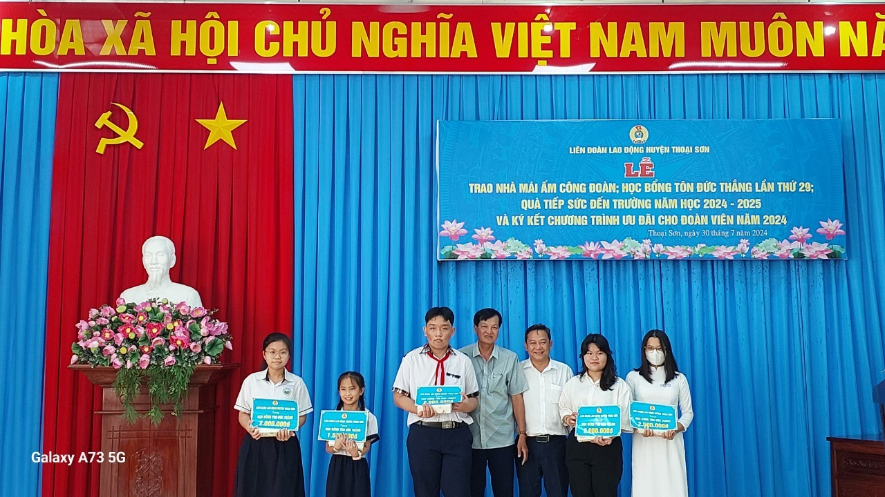 A group of people holding signs

Description automatically generated