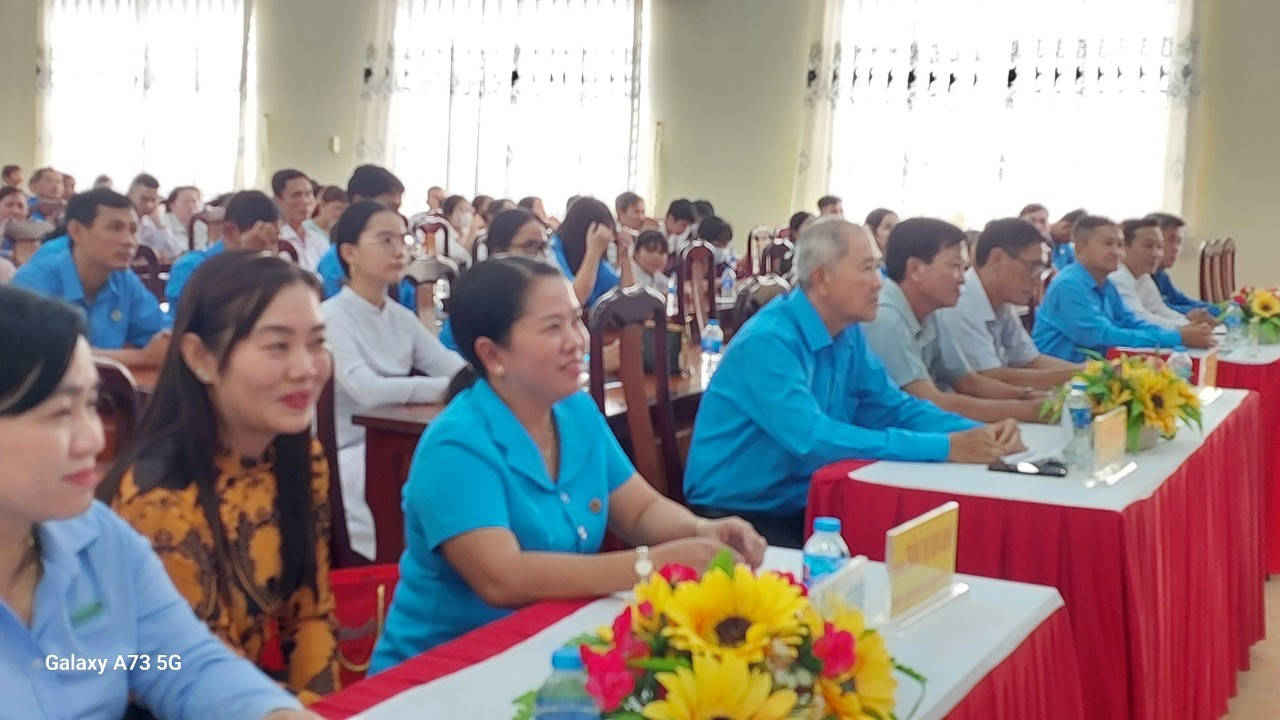 A group of people sitting at tables

Description automatically generated