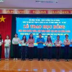 Khối thi đua Mặt trận Tổ quốc và các tổ chức chính trị – xã hội tỉnh An Giang trao học bổng con đoàn viên, hội viên vượt khó, học giỏi.