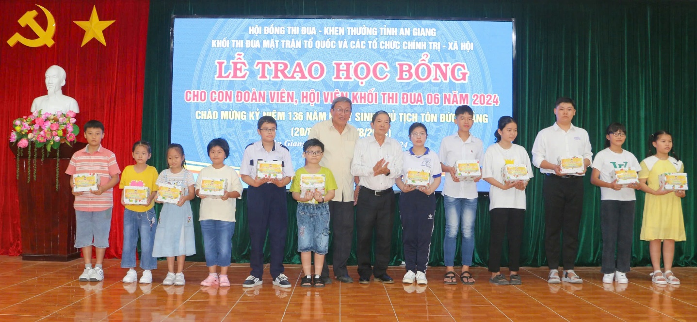 A group of people standing on a stage

Description automatically generated