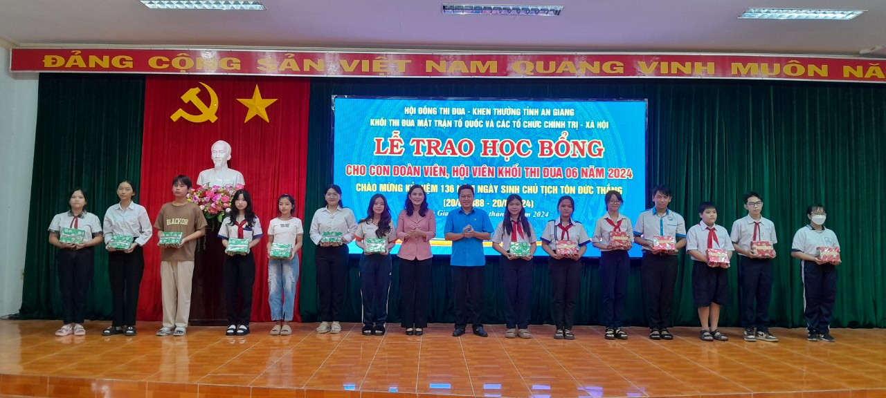 A group of people standing on a stage

Description automatically generated