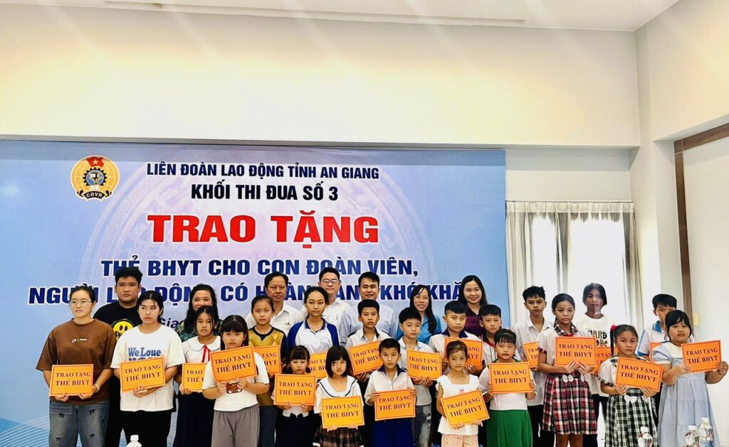 Khối thi đua 3 trực thuộc Liên đoàn Lao động tỉnh trao thẻ bảo hiểm y tế cho con của đoàn viên có hoàn cảnh khó khăn