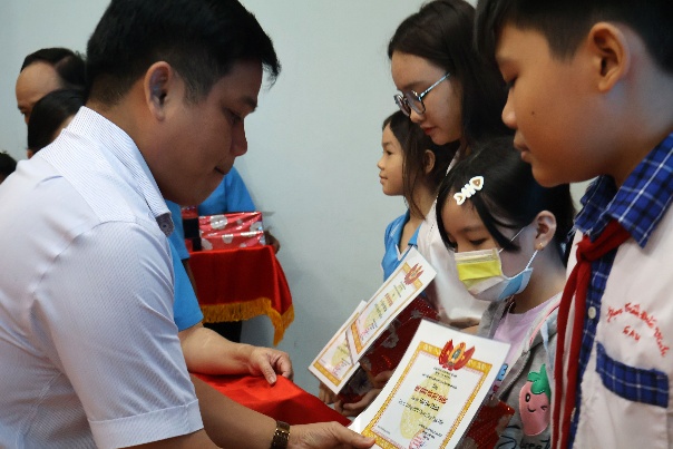 C:\Users\dangh\OneDrive\Máy tính\Online - Học bổng tôn đức thắng\HBTĐT - 4.JPG