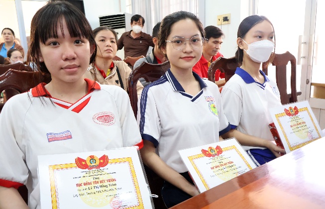 C:\Users\dangh\OneDrive\Máy tính\Online - Học bổng tôn đức thắng\HBTĐT - 9.JPG