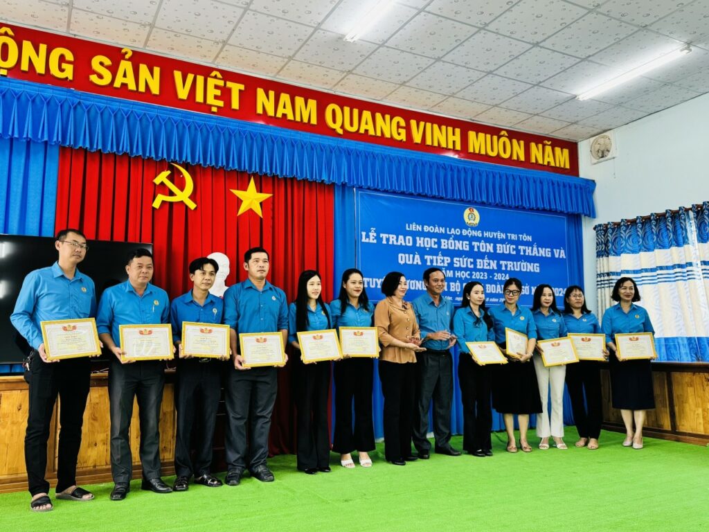 LĐLĐ huyện Tri Tôn: tuyên dương 22 cán bộ công đoàn