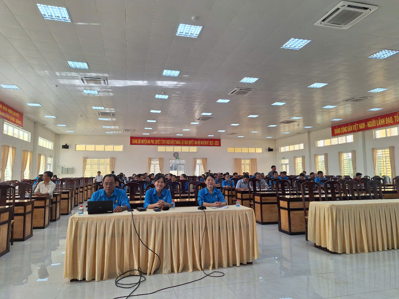 D:\D\CONG DOAN AN PHU 2023\6. ANH VÀ BAN TIN CÔNG ĐOÀN\1. ANH HOAT DONG CÔNG ĐOÀN\TAP HUAN CDCS\NAM 2024\z5735632544068_2b567a52db420ef547920eaabcfc4060.jpg