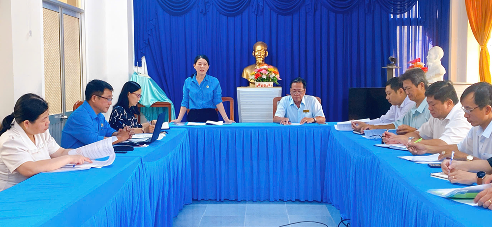 Liên đoàn Lao động huyện An Phú tổ chức giám sát theo Quyết định số 217/QĐ-TW, ngày 12/12/2013 của Bộ Chính trị