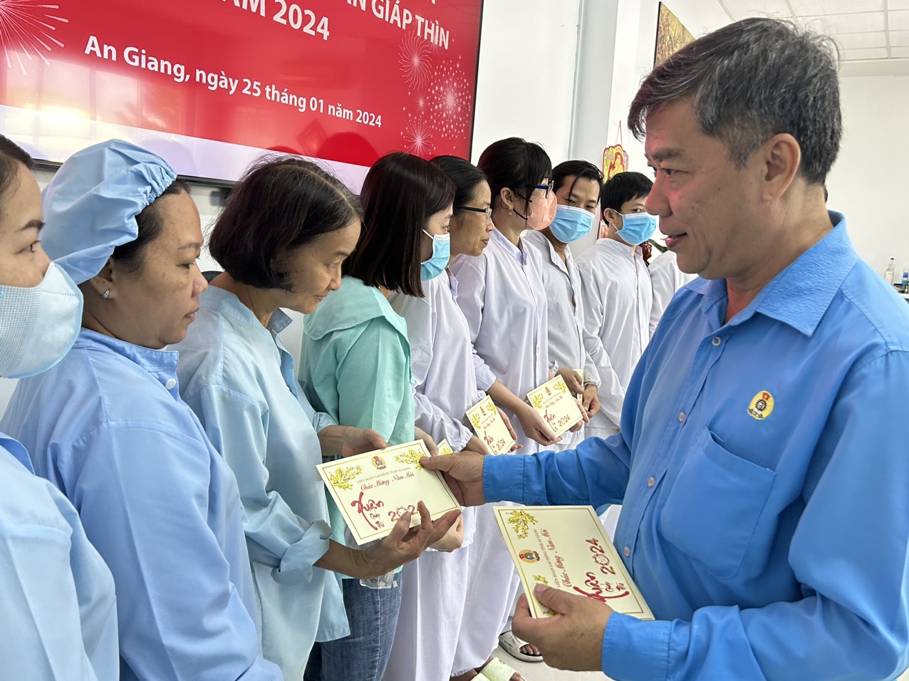 D:\CAM TU\TUYEN GIAO - NU CONG\D\ANH 2024\ANH THAM CHUC TET 2024\z5104087100501_d3857f4938fc710bef504722fa9d6ecc.jpg