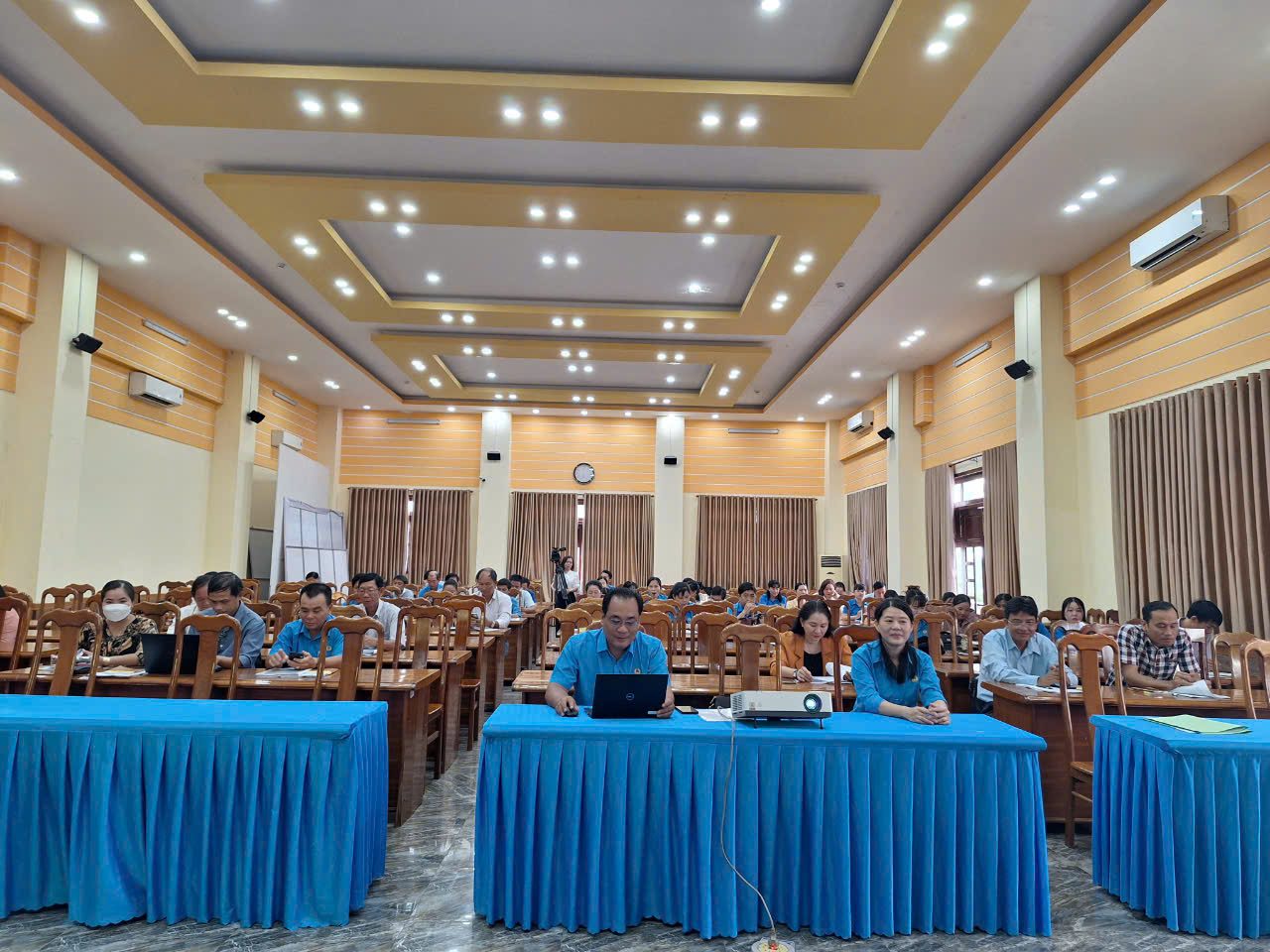 D:\D\CONG DOAN AN PHU 2023\6. ANH VÀ BAN TIN CÔNG ĐOÀN\1. ANH HOAT DONG CÔNG ĐOÀN\HOI NGHI TRIEN KHAI BO LUAT LAO DONG VA MOT SO VAN BAN\z5894615199923_1b3a077a8425fb16ffb33e0198bd986b.jpg