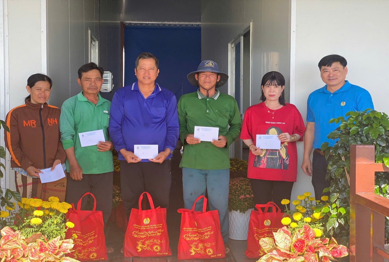 F:\8. Tin Bai\3. Cham lo Tet\z6238760086685_0dfbe8ead0c16f12e31c852f5fa20e01.jpg