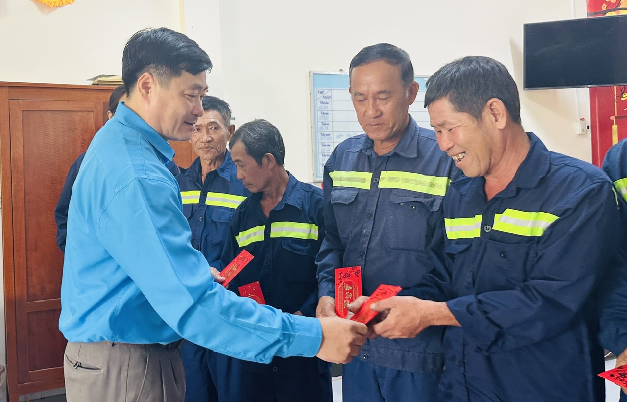 F:\8. Tin Bai\3. Cham lo Tet\z6254594417398_8e6b660d9538e35c92d406df36e9d6a9.jpg